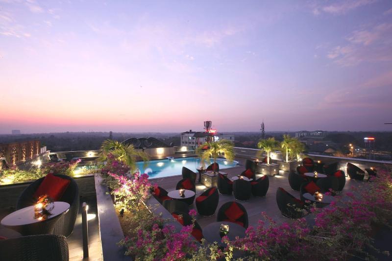 Hotel Airlink Castle Недумбасери Екстериор снимка