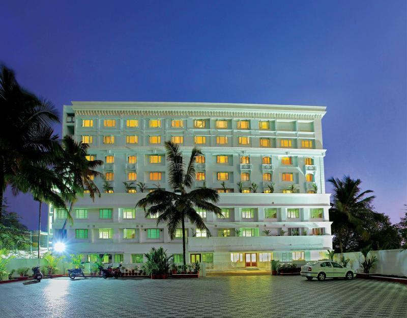 Hotel Airlink Castle Недумбасери Екстериор снимка