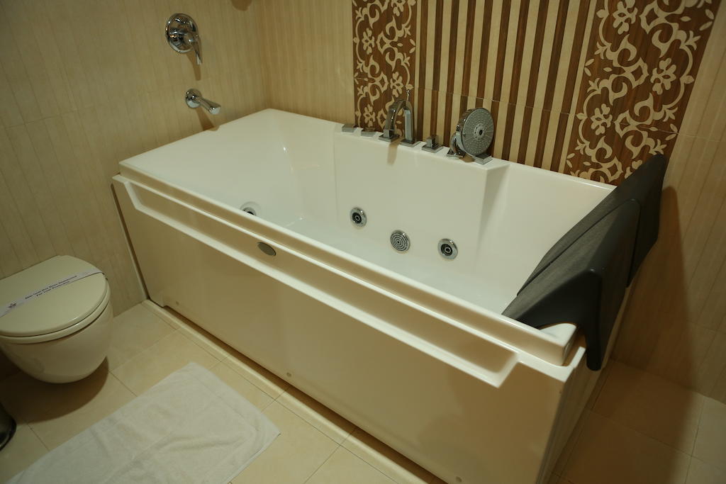 Hotel Airlink Castle Недумбасери Екстериор снимка