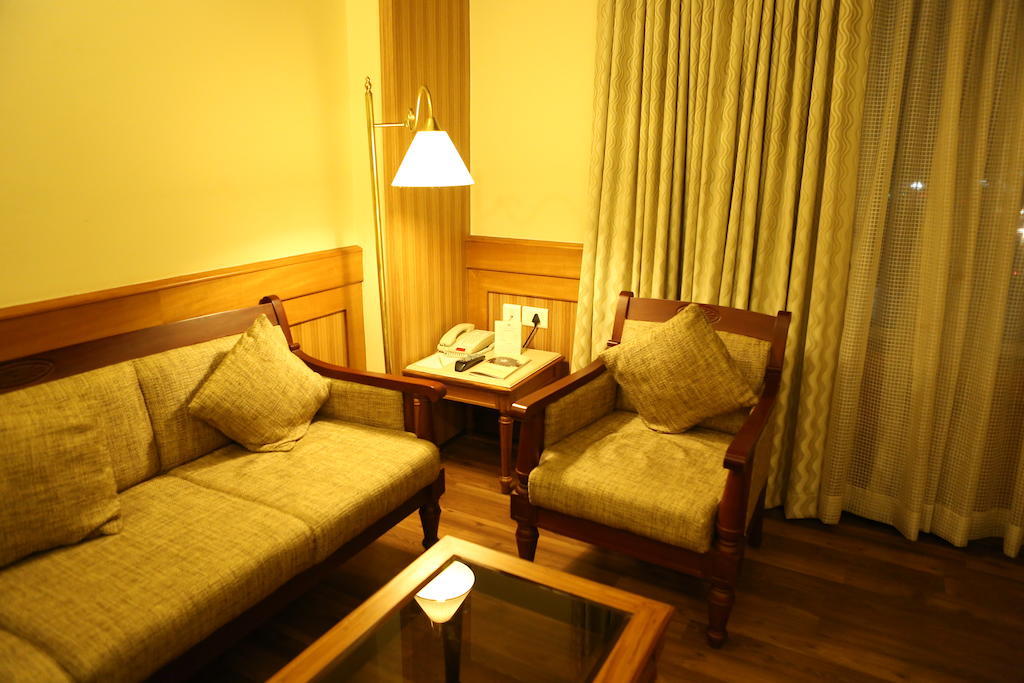 Hotel Airlink Castle Недумбасери Екстериор снимка