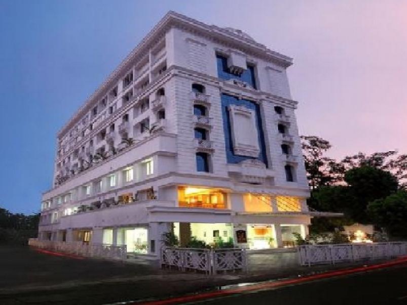 Hotel Airlink Castle Недумбасери Екстериор снимка