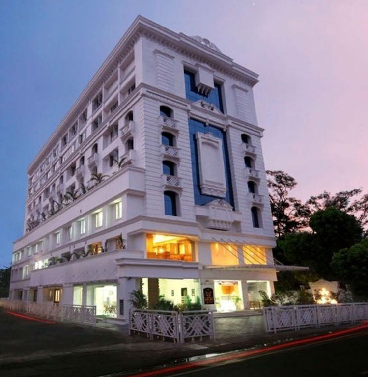 Hotel Airlink Castle Недумбасери Екстериор снимка