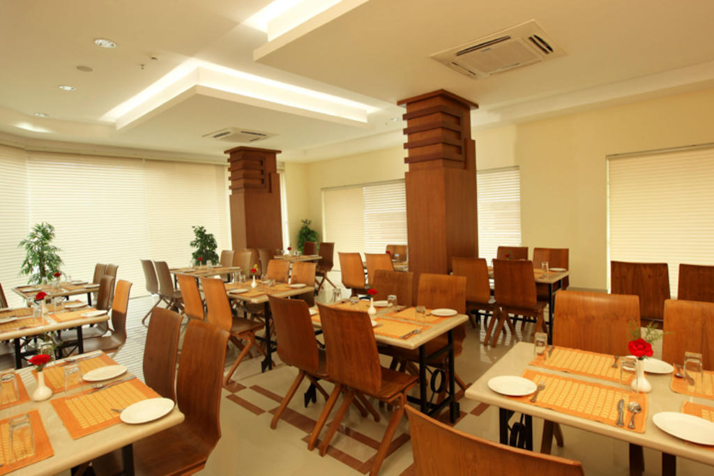 Hotel Airlink Castle Недумбасери Екстериор снимка