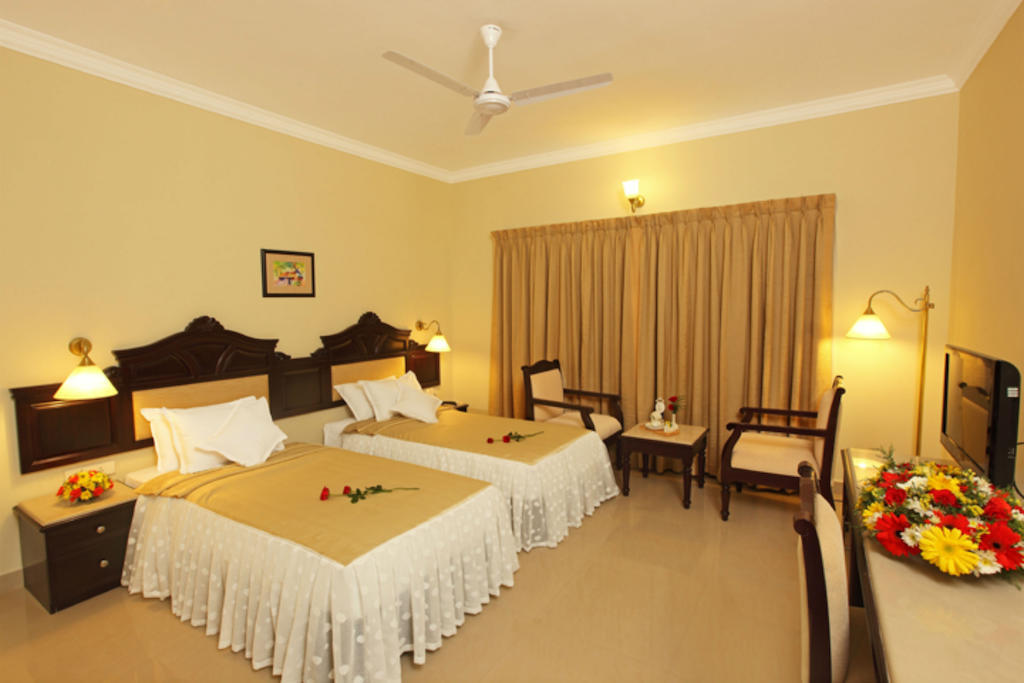 Hotel Airlink Castle Недумбасери Екстериор снимка