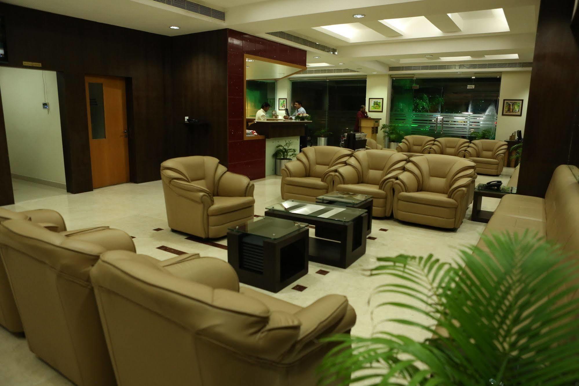 Hotel Airlink Castle Недумбасери Екстериор снимка