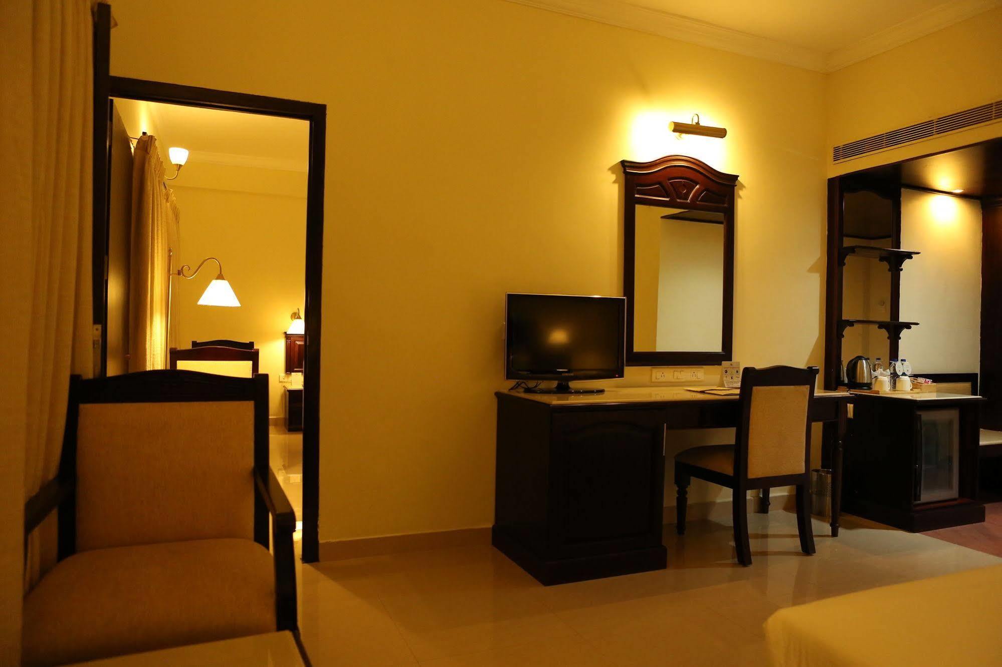 Hotel Airlink Castle Недумбасери Екстериор снимка