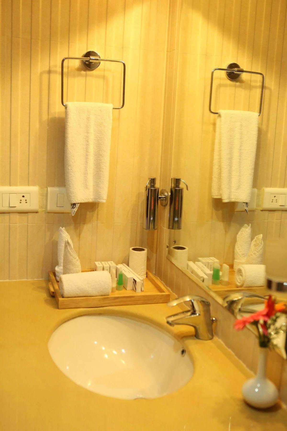 Hotel Airlink Castle Недумбасери Екстериор снимка