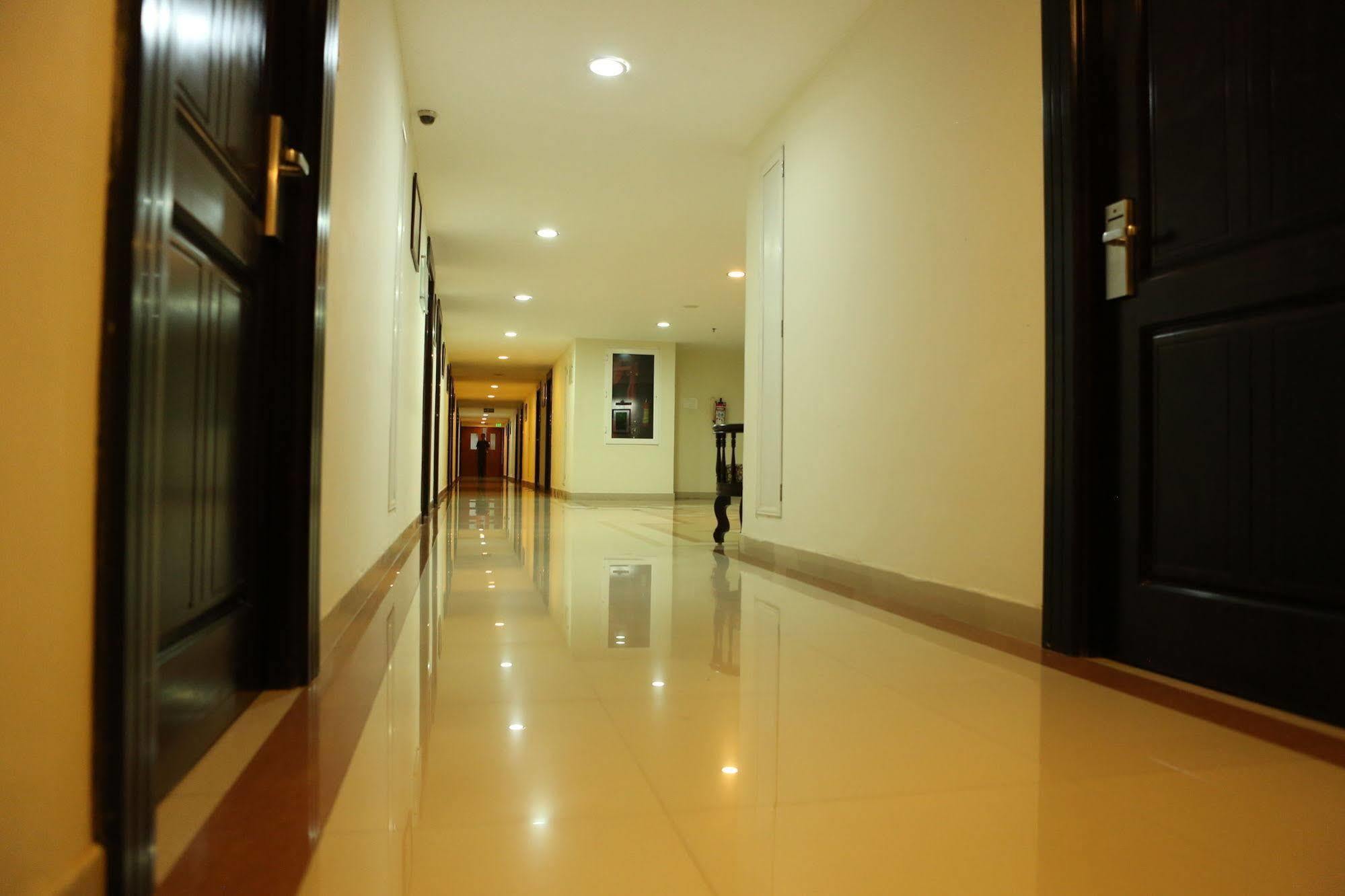 Hotel Airlink Castle Недумбасери Екстериор снимка