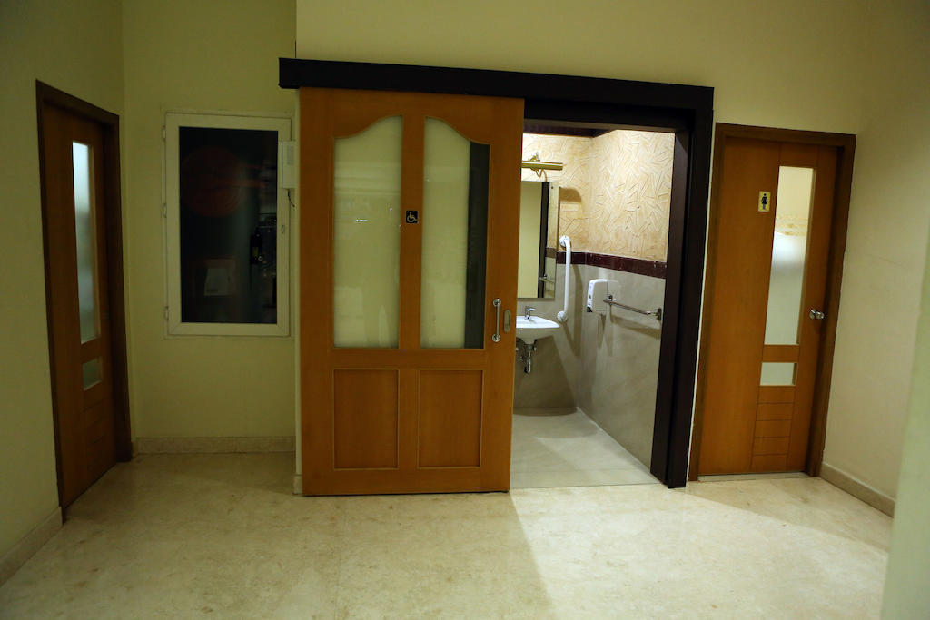 Hotel Airlink Castle Недумбасери Екстериор снимка
