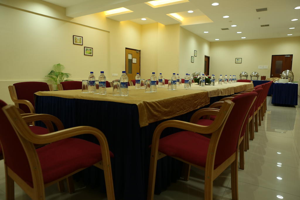 Hotel Airlink Castle Недумбасери Екстериор снимка