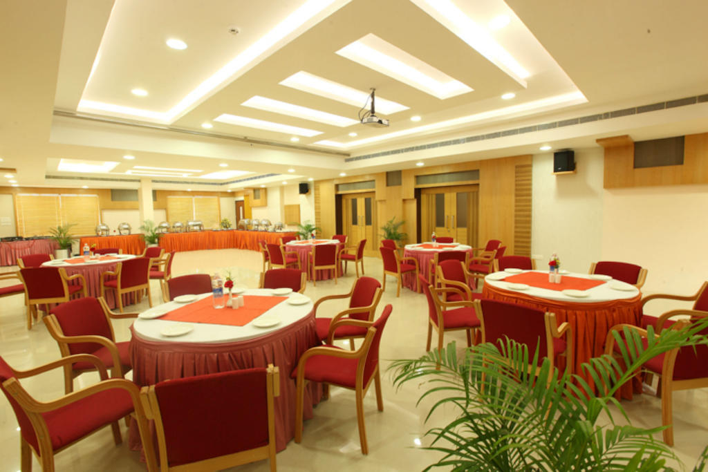 Hotel Airlink Castle Недумбасери Екстериор снимка